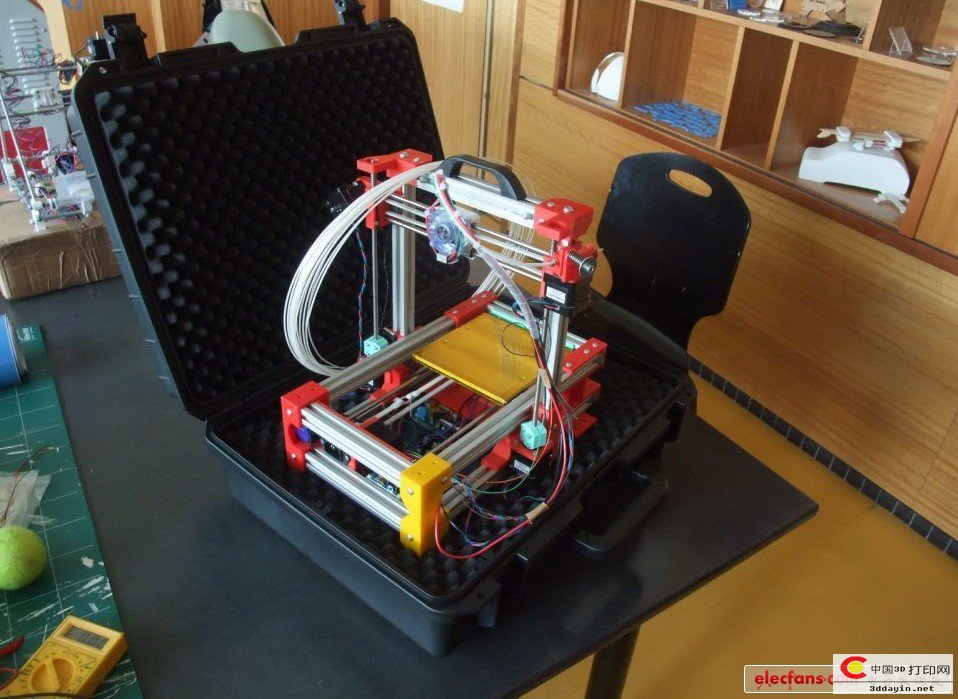 国外80后牛人DIY创意便携式3D打印机（图文）