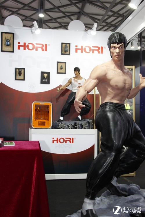 弘瑞3D打印机展台的1:1李小龙模型