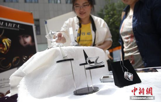 5��18�գ�2016����ӡˢѧԺ��ҵ��Ʊ�ҵ���չ��3D��ӡ������ƴ����ڱ���ӡˢѧԺ���У�ͬѧ��չʾ���ڶ๤ҵ��ƺ�3D��ӡ�Ĵ�����Ʒ��ͼΪ3D��ӡ�����Ρ����������