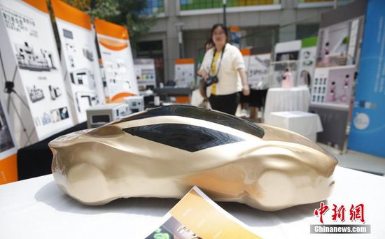 5��18�գ�2016����ӡˢѧԺ��ҵ��Ʊ�ҵ���չ��3D��ӡ������ƴ����ڱ���ӡˢѧԺ���У�ͬѧ��չʾ���ڶ๤ҵ��ƺ�3D��ӡ�Ĵ�����Ʒ��ͼΪ��ҵ�����Ʒ�����������