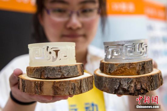 5��18�գ�2016����ӡˢѧԺ��ҵ��Ʊ�ҵ���չ��3D��ӡ������ƴ����ڱ���ӡˢѧԺ���У�ͬѧ��չʾ���ڶ๤ҵ��ƺ�3D��ӡ�Ĵ�����Ʒ��ͼΪͬѧչʾ����3D��ӡ������Ʒ�����������