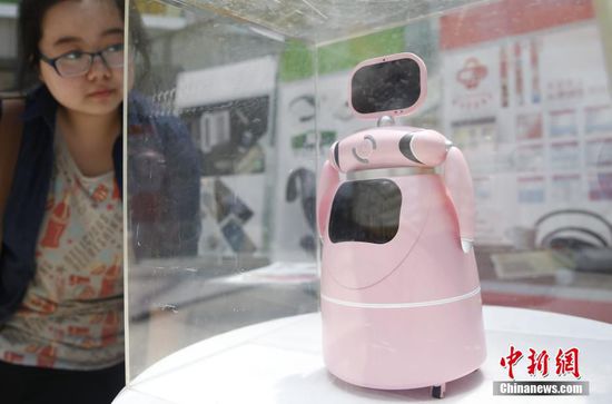 5��18�գ�2016����ӡˢѧԺ��ҵ��Ʊ�ҵ���չ��3D��ӡ������ƴ����ڱ���ӡˢѧԺ���У�ͬѧ��չʾ���ڶ๤ҵ��ƺ�3D��ӡ�Ĵ�����Ʒ��ͼΪ���ܻ�������Ʒ�����������