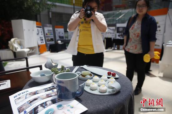 5��18�գ�2016����ӡˢѧԺ��ҵ��Ʊ�ҵ���չ��3D��ӡ������ƴ����ڱ���ӡˢѧԺ���У�ͬѧ��չʾ���ڶ๤ҵ��ƺ�3D��ӡ�Ĵ�����Ʒ��ͼΪ��Ͳ;���Ʒ�����������