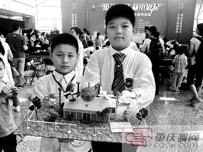 4个小学生利用3D打印技术制作出“节能住宅”,还用上了4种自然资源。昨日,第七届“城博会”举行“低碳环保