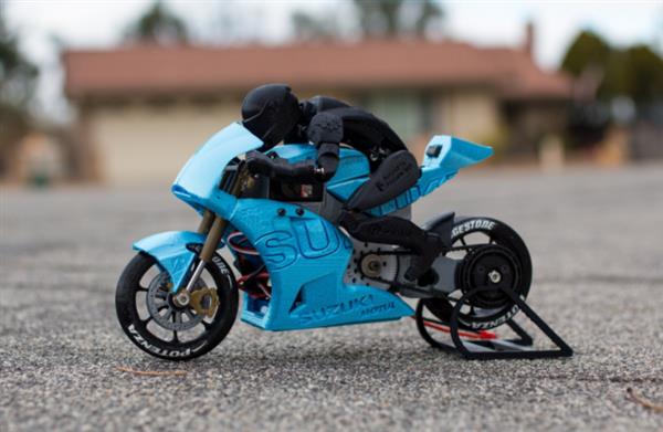 爱好者制作出带赛车手的3D打印铃木摩托车-3
