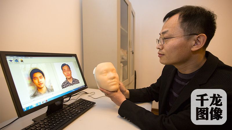 八宝山殡仪馆日前成立3D打印工作室。图为民政部一零一研究所基础研究室副主任李玉光向记者展示3D打印遗体面部模具。千龙网记者 陈建男摄