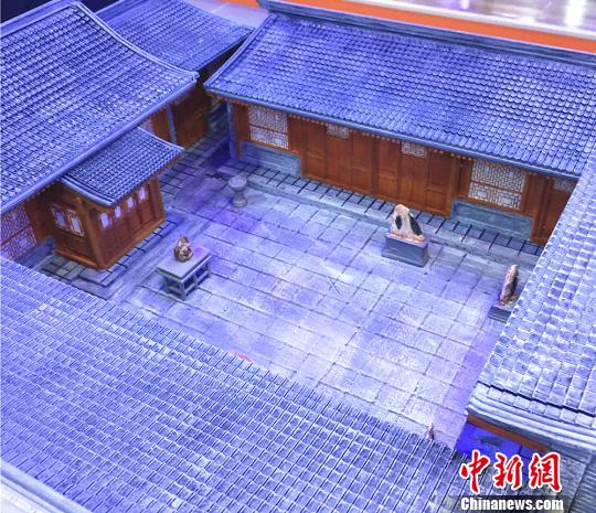 3D打印技术新近创作完成的八路军驻兰办事处的四合院微缩模型。 史静静 摄