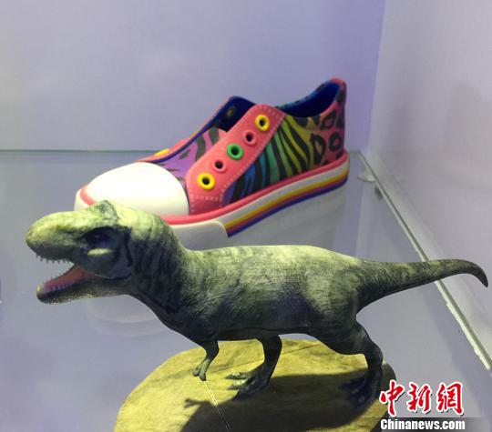 图为由3D打印出的“恐龙”和“球鞋”。 史静静 摄