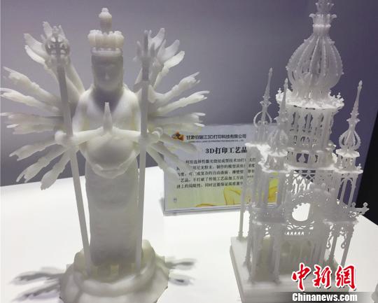 中外文化利用3D技术二次创作开发。图为3D打印的“千手观音”及欧式建筑。 史静静 摄