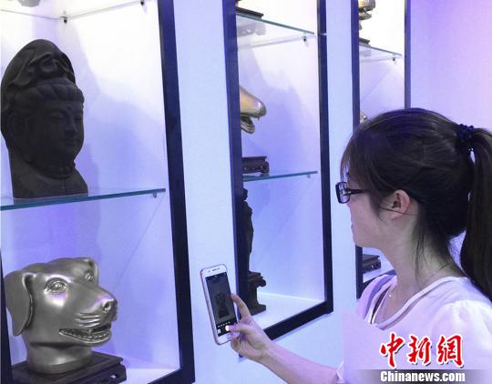 图为民众零距离接触3D打印这项高科技,拍照作为留念。 史静静 摄