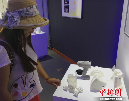 栩栩如生的各种作品吸引民众驻足观看。 史静静 摄