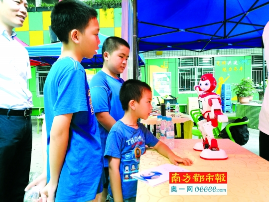看机器人炫舞学3D打印技术