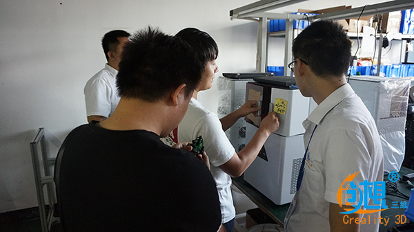 3D打印爱好者操作创想三维FDM3D打印机 3D打印爱好者操作创想三维FDM3D打印机