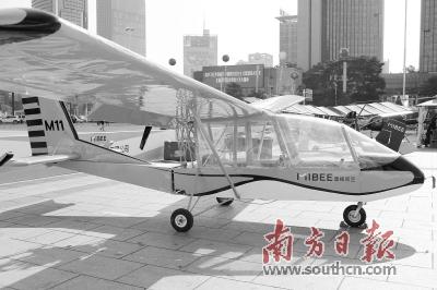 12月8日,2017中国(东莞)国际科技合作周开幕,图为现场展出的直升机。南方日报记者 孙俊杰 摄