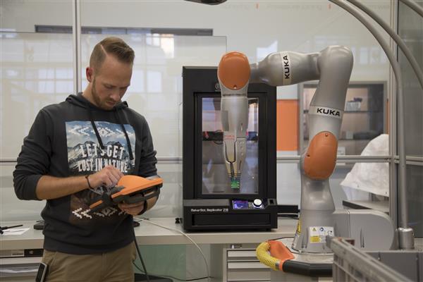 MakerBot 3D打印机帮助库卡开发'智能工厂'机器人手臂 MakerBot 3D打印机帮助库卡开发'智能工厂'机器人手臂