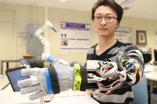 西部大学的学生岳舟戴着3D打印的可穿戴设备 西部大学的学生岳舟戴着3D打印的可穿戴设备
