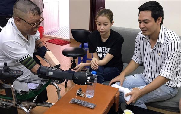 飞机坠毁后,越南飞行员接收3D打印仿生手 飞机坠毁后,越南飞行员接收3D打印仿生手