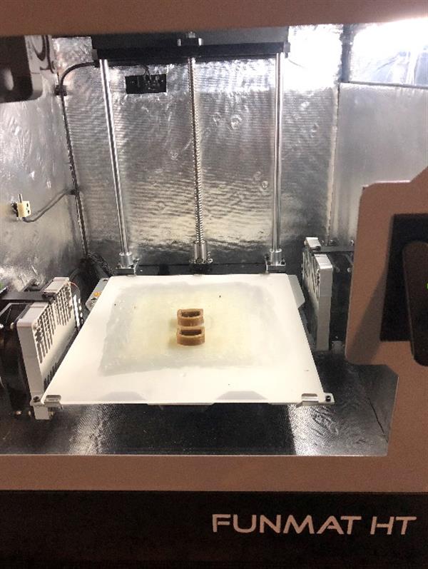 最初3D打印的PEEK椎体间隔体模型的图像。 最初3D打印的PEEK椎体间隔体模型的图像。