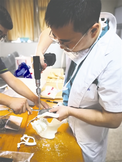 西南首例！省醫院為患者裝上3D打印的人工半骨盆