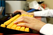 DeepSeek宣布R1小版本试升级：网友实测编程能力已达到国际一线水平