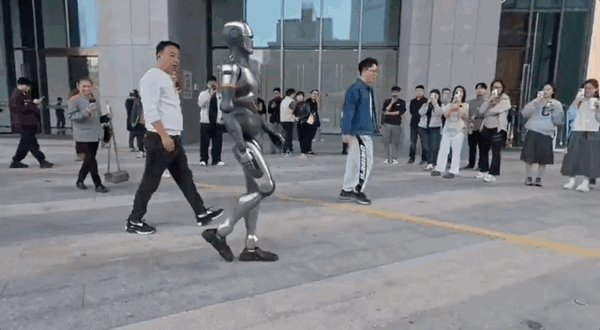 深圳机器人跑步惊呆歪果仁 与人类无异 网友:北马见