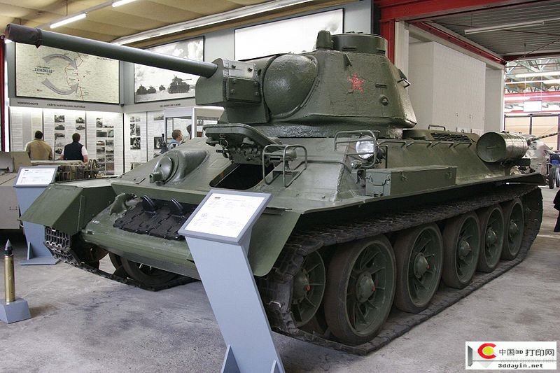 800px-T-34-76-1943_on_Panzermuseum_Munster.jpg