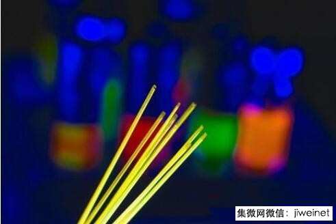 量子点(Quantum Dot,QD),一种全新概念的纳米级半导体发光粒子,1981年被发现。其组成元素不仅局限于Ⅱ-Ⅵ族(BaS、CdTe等)、Ⅲ-Ⅴ族(GaAs、InGaAs)、Ⅰ-Ⅲ-Ⅵ族(AgInS2等)的几种元素,未来还将有更多体系组成将被开发出来。