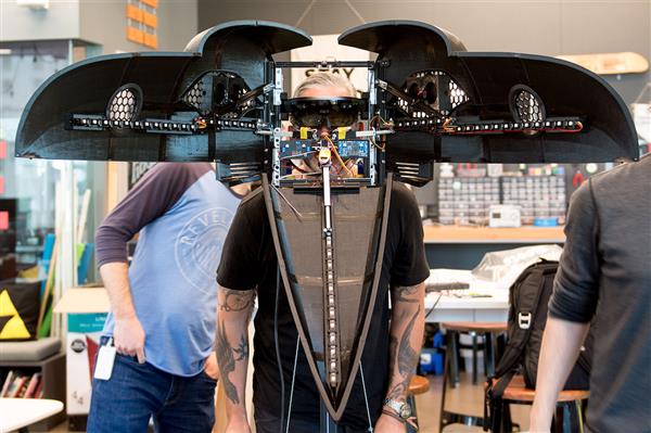 微软与Shawn Hunt合作开发乌鸦头盔:集3D打印、机器人、混合现实 微软与Shawn Hunt合作开发乌鸦头盔:集3D打印、机器人、混合现实