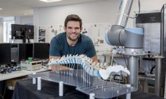 <b>3D打印椎骨帮助诺丁汉脊柱外科医生实践</b> <b>3D打印椎骨帮助诺丁汉脊柱外科医生实践</b>