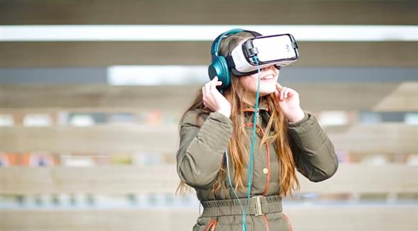 荷兰非营利组织开发防水3D打印VR耳机让残疾人与海豚“游泳” 荷兰非营利组织开发防水3D打印VR耳机让残疾人与海豚“游泳”