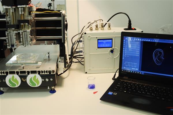 研究人员使用开源的Vitaprint生物3D打印机打印耳形血管 研究人员使用开源的Vitaprint生物3D打印机打印耳形血管