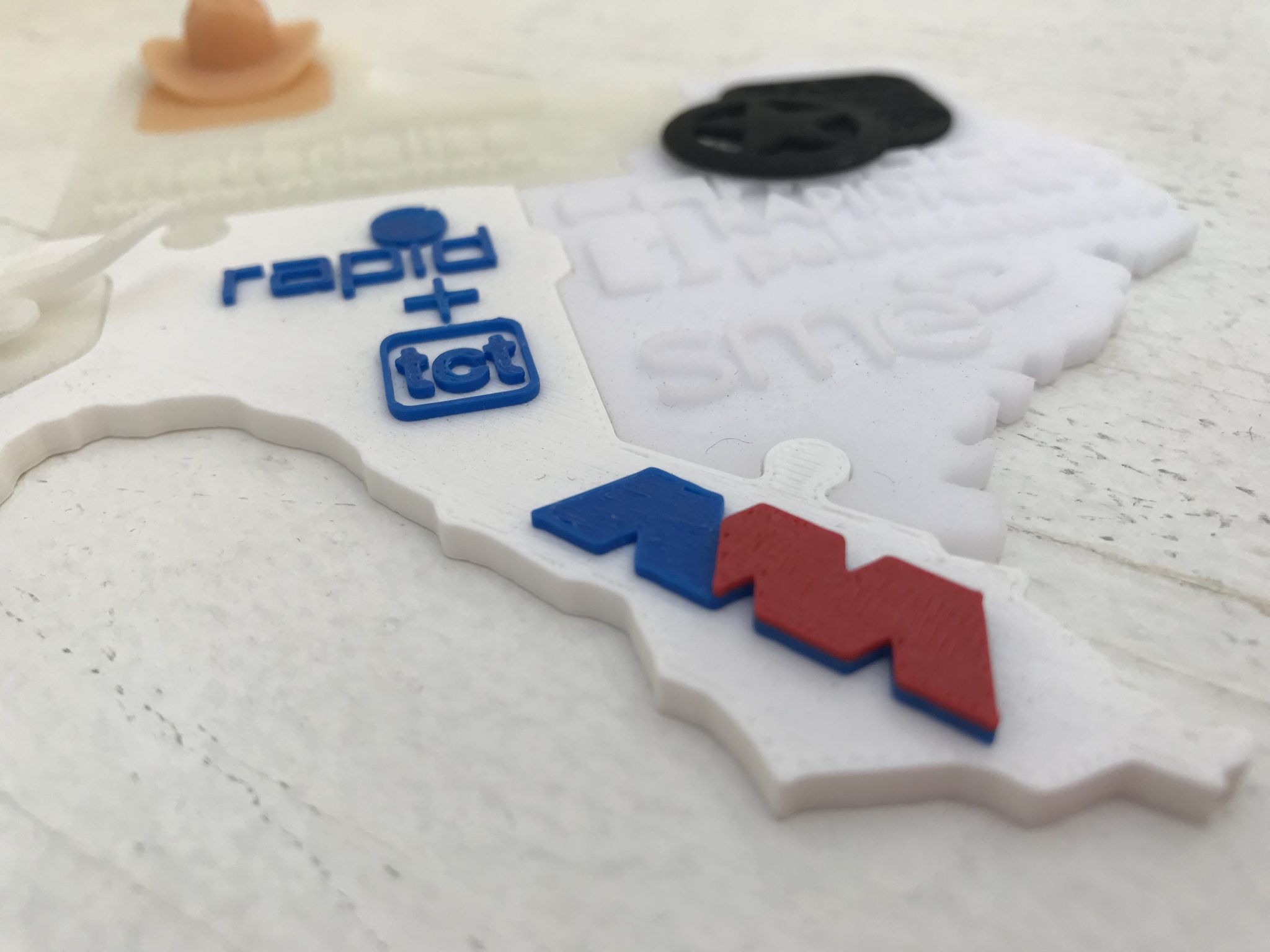 美国在RAPID + TCT 2018的3D打印拼图上制作徽标