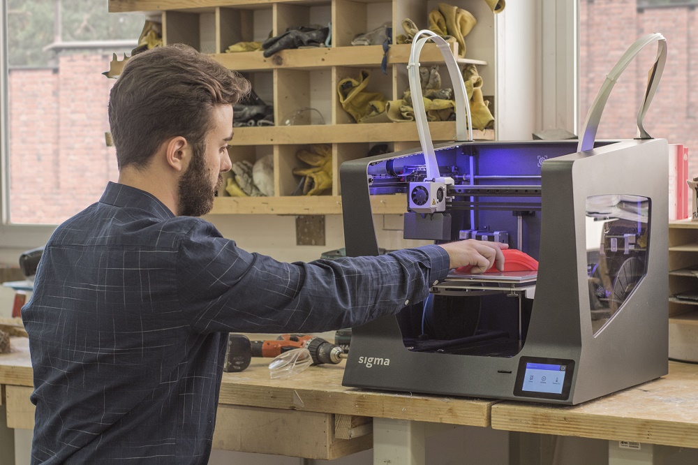IED Barcelona的一名学生使用Sigma 3D打印机 IED Barcelona的一名学生使用Sigma 3D打印机
