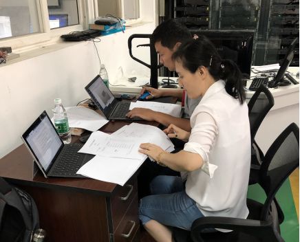 裁判对3D打印机作品进行评分 裁判对3D打印机作品进行评分