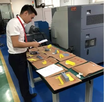 裁判对3D打印机作品进行评分 裁判对3D打印机作品进行评分