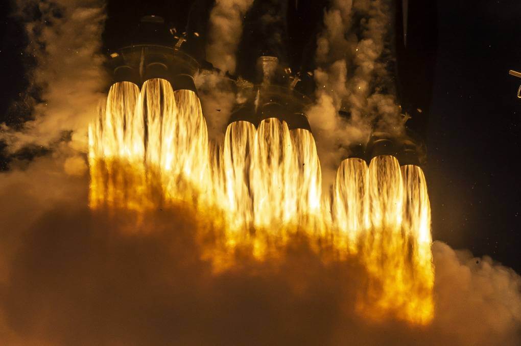 在启动Arabsat-6A卫星任务期间,SpaceX的Merlin发动机 在启动Arabsat-6A卫星任务期间,SpaceX的Merlin发动机