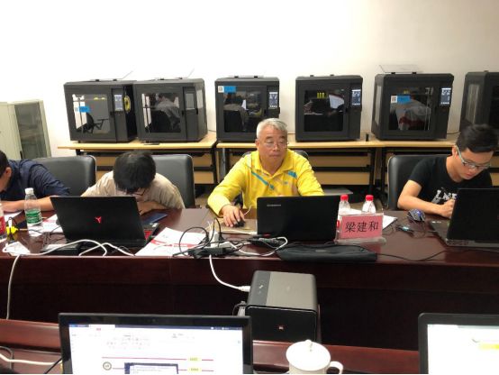 教授为学员讲解3D打印机COMET模型和题目 教授为学员讲解3D打印机COMET模型和题目