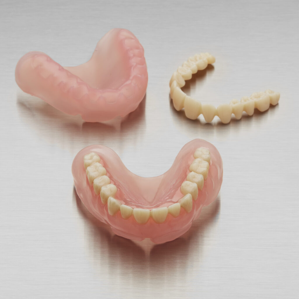 下面医生来具体介绍一下活动义齿、固定义齿及种植牙的价格影响因素。