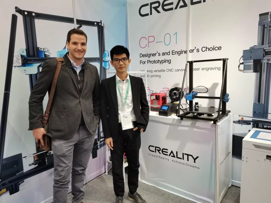 工作人员与用户跟3D打印机 CR-10 V2 合影 工作人员与用户跟3D打印机 CR-10 V2 合影