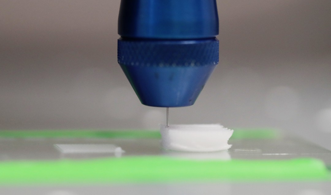 溶剂浇铸3D打印机上的打印机头从针头逐层沉积功能化聚合物墨水 溶剂浇铸3D打印机上的打印机头从针头逐层沉积功能化聚合物墨水
