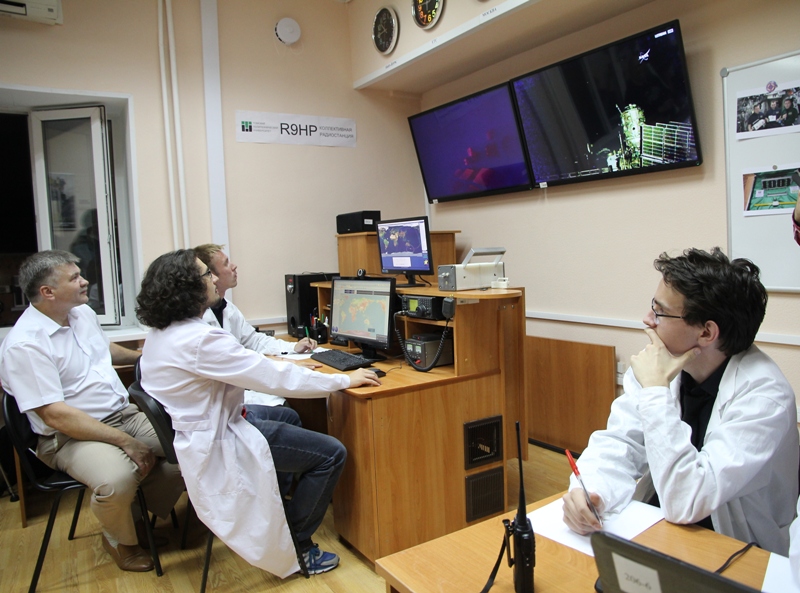 任务控制中心(MCC)的学生监视Tomsk-TPU-120卫星的发射 任务控制中心(MCC)的学生监视Tomsk-TPU-120卫星的发射