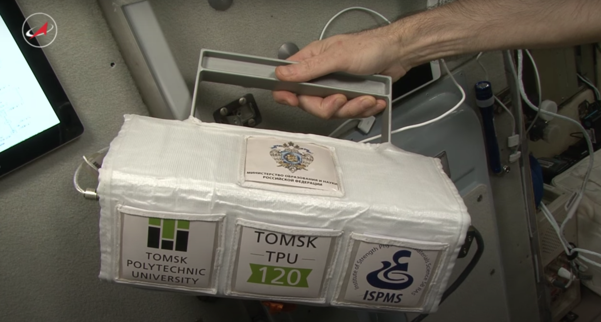 宇航员在国际空间站上持有的Tomsk-TPU-120微卫星 宇航员在国际空间站上持有的Tomsk-TPU-120微卫星