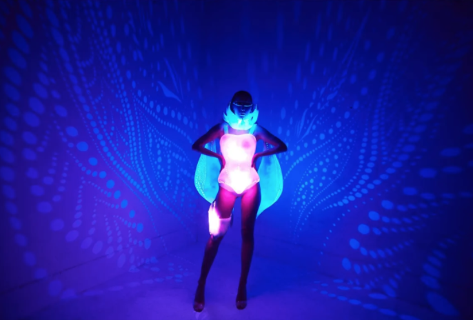谢自萌用LED灯进行3D打印设