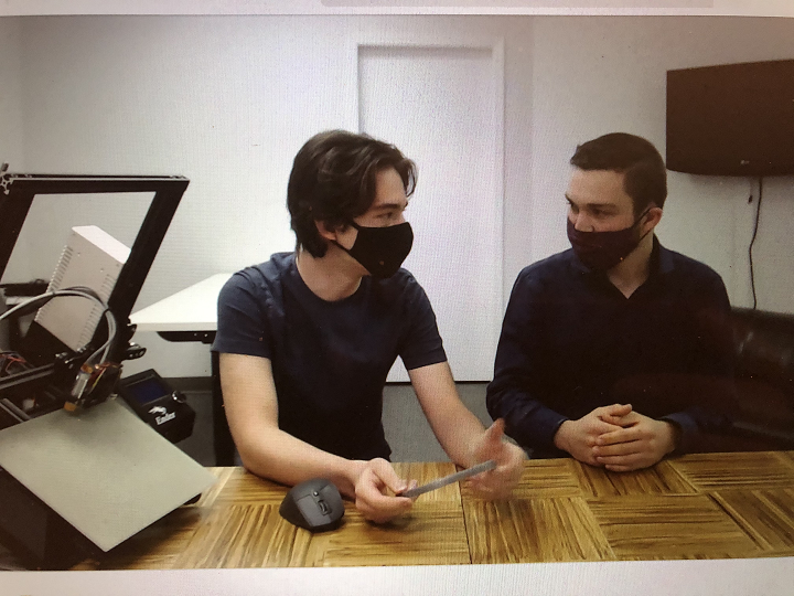 L-R:3DQue联合创始人Mateo Pekic和实习生Kevin在直播网络研讨会期间。此处显示的Ender 3呈30°角,比典型的90°角更平缓 L-R:3DQue联合创始人Mateo Pekic和实习生Kevin在直播网络研讨会期间。此处显示的Ender 3呈30°角,比典型的90°角更平缓