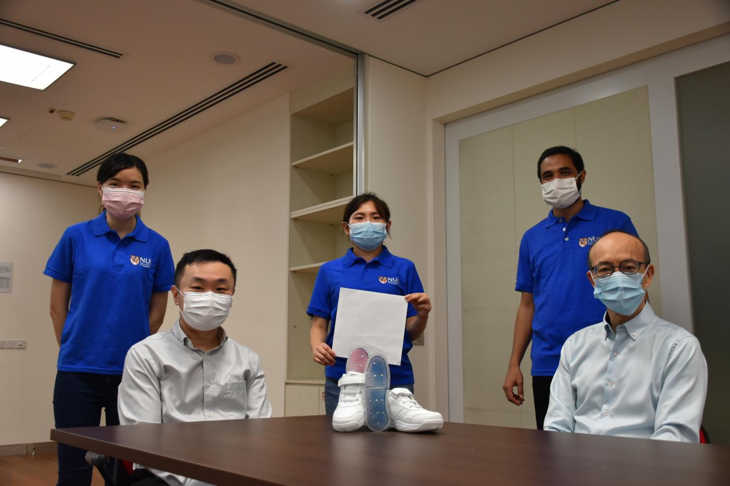 由国立大学助理教授谭瑞正(左)和丁军教授(右)领导的国大研究团队开发了一种新颖的薄膜,该薄膜非常有效地蒸发皮肤上的汗水 由国立大学助理教授谭瑞正(左)和丁军教授(右)领导的国大研究团队开发了一种新颖的薄膜,该薄膜非常有效地蒸发皮肤上的汗水