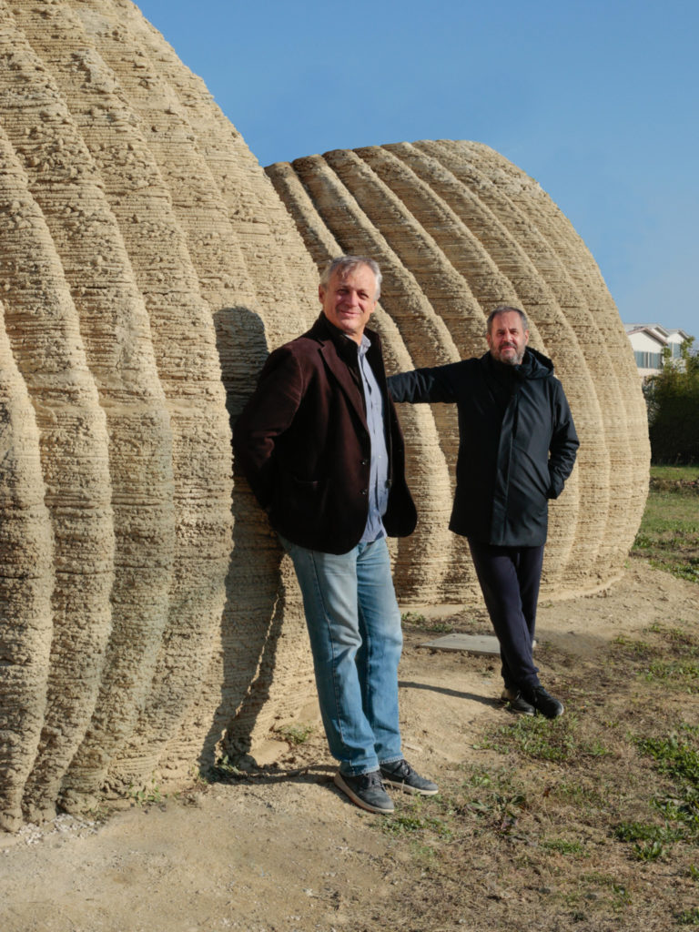 WASP创始人Massimo Moretti(左)和建筑师Mario Cucinella(右)在Massa Lombarda的TECLA 3D打印房屋中 WASP创始人Massimo Moretti(左)和建筑师Mario Cucinella(右)在Massa Lombarda的TECLA 3D打印房屋中