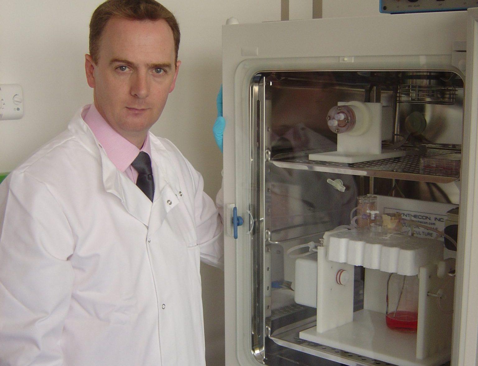 ColinMcGlucklin教授与CTIBIOTECH的生物打印机 ColinMcGlucklin教授与CTIBIOTECH的生物打印机