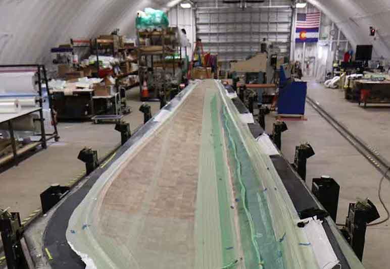 NREL 研究人员的 13 米热塑性刀片原型的一部分 NREL 研究人员的 13 米热塑性刀片原型的一部分