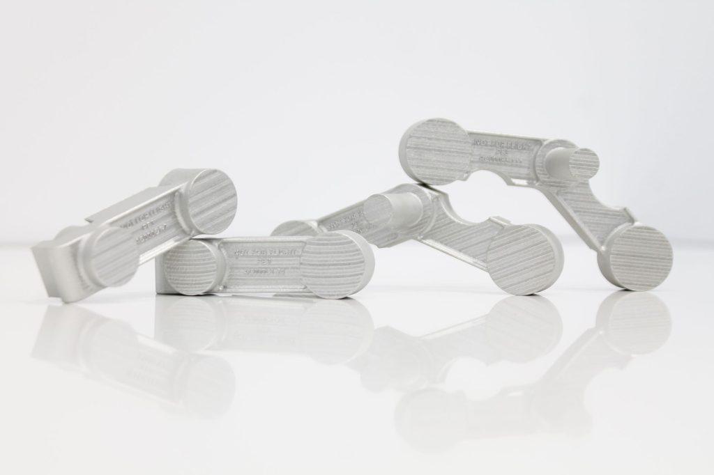 一组用钴铬合金 3D 打印的交叉轴臂