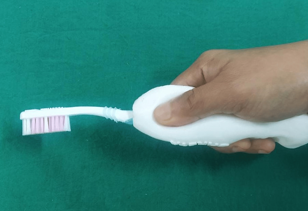 牙医为行动不便的人，开发了独特的二合一3D打印牙刷柄